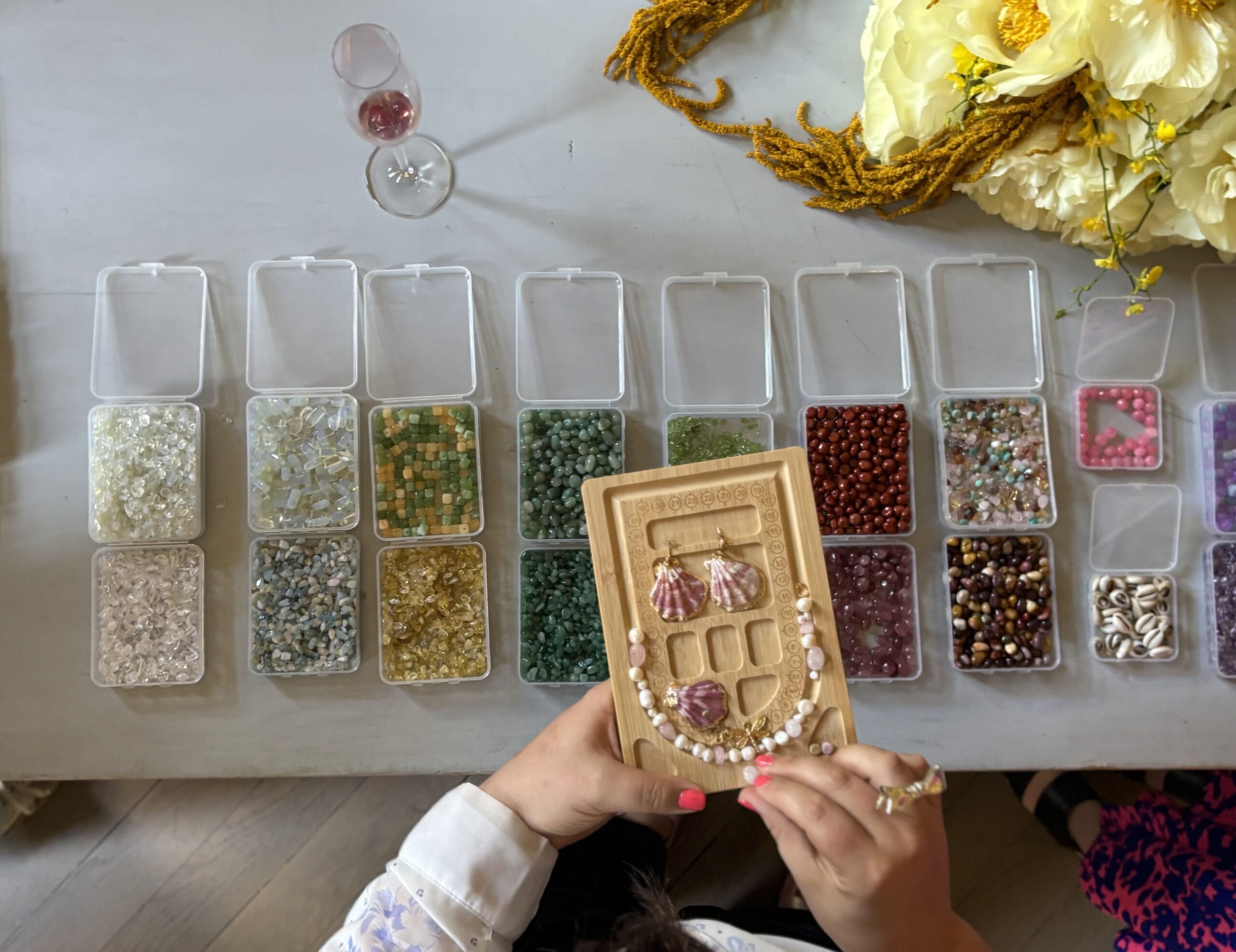Schmuck in den Händen